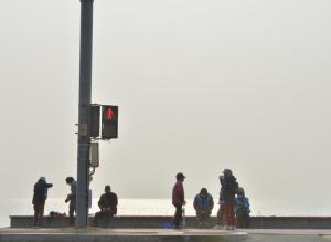 5일 오전 포항시 북구 영일대해수욕장 상공이 희뿌연 미세먼지에 뒤덮혀있다.뉴스1