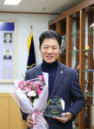 윤병길 의장이 2019글로벌크라운대상 수상후 기념촬영을 하고 있다.