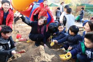 유은혜 사회부총리 겸 교육부 장관이 지난해 11월 대구의 한 유치원을 방문해  아이들과 함께 모래로 흙장난을 하고 있다.