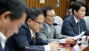 이해찬 더불어민주당 대표가 26일 오전 서울 여의도 국회에서 열린 확대간부회의에서 모두발언을 하고 있다.