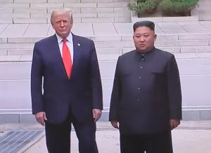 도널드 트럼프 미국 대통령과 김정은 북한 국무위원장이 30일 오후 판문점에서 회동을 하고 있다. 뉴스1