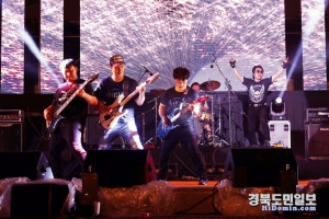 문경 전국직장인 락 밴드 경연대회 및 맥주축제 무대에 오른 락밴드 공연 모습.