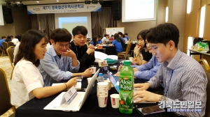 제7기 경북청년무역사관학교 학생들이 수출상담회에 참여해  실전 경험을 쌓고있는 모습.