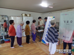 지난달 30일 서구의 한 경로당에서 실시된 ‘모의투표 체험행사‘에 참여한 어르신들이 투표를 하기 위해 줄을 서 있다.