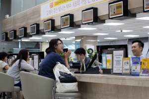 최저 연 1%대 고정금리로 갈아탈 수 있는 ‘서민형 안심전환대출’ 신청 접수가 시작된 16일 서울시내 한 은행 영업점에서 고객들이 상담을 받고 있다. 뉴스1