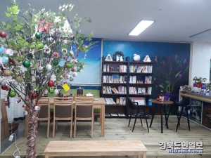 오는 19일 오픈하는 포항 호미곶 정(情)다운 우체국‘내부 북카페 및 소원나무.