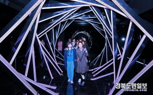 경주엑스포를 방문한 숭실대학교 석사과정 외국인 유학생들이 ‘찬란한 빛의 신라’ 전시관을 둘러보고 있다.
