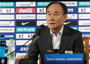 2020 아시아축구연맹(AFC) U-23 챔피언십에서 한국의 역대 첫 우승을 이끈 김학범 감독이 30일 서울 종로구 대한축구협회 축구회관에서 기자회견을 하고 있다.