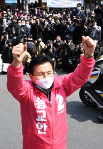 황교안 미래통합당 후보가 서울 종로구 통인시장 후문 앞에서 유권자들에게 지지를 호소하고 있다. 뉴스1