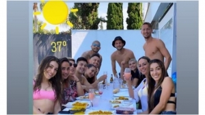 스페인 라리가 세비야 소속 선수들이 자가격리 지침을 어기고 수영장 파티를 즐겨 여론의 질타를 받고 있다. 뉴스1