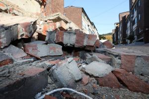 지난 2017년 11월24일 당시 지진 피해를 입은 경북 포항시 북구 환호동 대동아파트에 벽면 벽돌이 무너진 모습. 뉴스1
