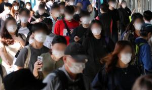 정부가 수도권 내 강화된 사회적 거리두기(2.5단계)를 2주간 2단계 수준으로 완화한 14일 오전 서울 구로구 지하철 1·2호선 신도림역에서 시민들이 마스크를 쓴 채 출근하고 있다. 뉴스1