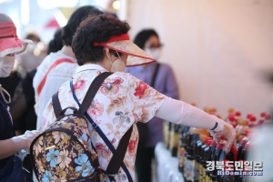 현지 농민이 직접 생산한 제품을 시민이 고르고 있다.