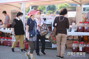 주말인 지난 11일 경북우수농축산물 직거래장터에 추석 장을 보러 나온 시민들이 부스를 둘러보고 있다.