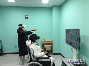 가상상담실에서 VR을 이용해 시각장애체험 및 지체장애체험을 하고있는 모습.