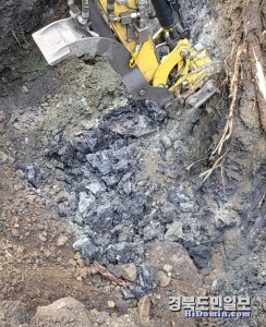 지난 25일 포항 신광면 우각리 석탄발견 현장에서 굴삭기 작업 중 쏟아져 나오는 석탄 암석.