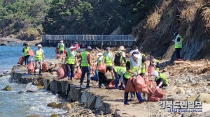 (주)아키션 직원들은 지난 23일 포항 동해면 해안에서 환경정화봉사활동을 펼치고 있다.