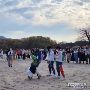 지난 20일 경주 첨성대 인근에서 공연을 펼치고 있다.