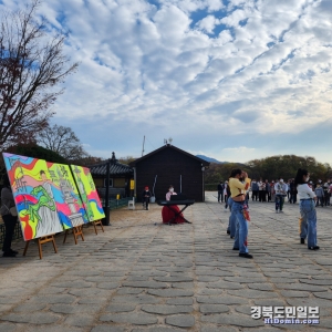 지난 20일 경주 첨성대 인근에서 공연을 펼치고 있다.