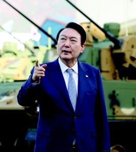 윤석열 대통령이 지난 24일 경남 창원시 한화에어로스페이스를 방문한 모습.