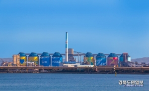 포스코는 친환경 제철소 구현을 위해 석탄  등 철 원료를 밀페형의 저장설비인 사일로에 저장하고 있다. 사진은 2020년 12월 준공한 포스코 포항제철소 사일로 8기.