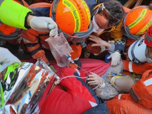 11일(현지시간) 튀르키예 지진 피해 지역에서 대한민국 긴급구호대 대원들이 65세 여성 생존자를 구조하고 있다. 뉴스1