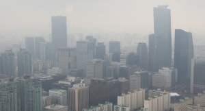 코로나19 직격탄을 맞은 지난해 우리나라 경제성장률이 IMF 외환위기 이후 22년만의 역성장을 기록했다. 한국은행이 26일 발표한 ‘2020년 4·4분기 및 연간 실질 국내총생산(GDP)’ 속보치에 따르면 지난해 연간 경제성장률은 -1.0%로 집계됐다. 사진은 이날 오후 서울 여의도 63스퀘어에서 바라본 흐린 날씨 속 여의도 증권가. 2021.1.26/뉴스1