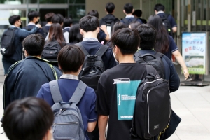 서울 서대문구 인왕중학교에서 학생들이 등교하고 있다. 서울시교육청은 지난해 8월 서울 모든 학교의 정상등교와 대면수업을 이어간다는 원칙을 발표했다. 2022.8.25/뉴스1 ⓒ News1 이광호 기자