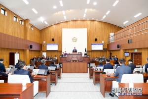 경주시의회가 20일 이동협 부의장 주재로 제274회 임시회를 개회하고 있다.