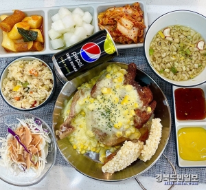 포스코 포항제철소 구내식당은 ‘전국 맛집투어’ 컨셉으로 직원들에게 매주 다른 지역의 유명 맛집을 소개하는 이벤트를 진행 중이다. 사진은 3월 전국 맛집투어 샘플인 서울 왕십리 누룽지 콘치즈닭.