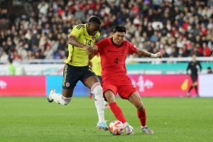 김민재가 24일 오후 울산 문수축구경기장에서 열린 축구 국가대표 평가전 대한민국과 콜롬비아의 경기 후반전 존 듀란을 수비하고 있다. 2023.3.24/뉴스1