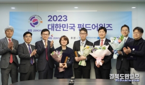 ‘2023 대한민국 펀드어워즈’ 에서 하이자산운용 사공경렬 대표(오른쪽 세 번째)와 KG제로인 한수혁 대표(왼쪽 세 번째) 외 임원들이 기념촬영을 하고 있다.사진=하이자산운용 제공