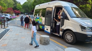 덕유산국립공원사무소가 교통 약자들을 위해 친환경 전기셔틀버스 서비스를 시행한다.(공원사무소제공)2023.4.12/뉴스1