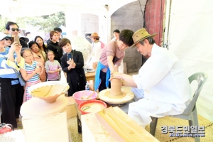 문경찻사발축제 사기장의 하루에서 어린이가 체험을 즐기고 있다.