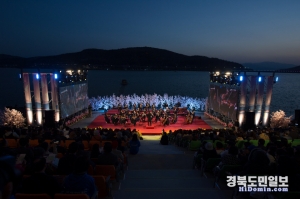 보문 수상공연장에서 열리고 있는 음악회 모습.(본사 자료사진)