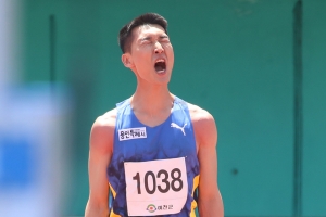 한국 남자 높이뛰기 간판 우상혁(용인시청)이 9일 오전 경북 예천스타디움에서 열린 제51회 KBS배 전국육상경기대회 높이뛰기 남자 일반부 결승에서 2m32에 도전하며 함성을 지르고 있다. 2023.5.9/뉴스1 ⓒ News1 공정식 기자