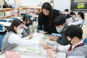 박효진 강사가 3일 포항 포은중학교에서 제철공법에 대한 학생들의 보드 게임을 보면서 이야기를 하고 있다.