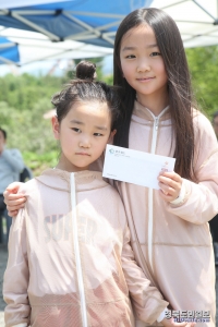 행사장을 찾은 어린이들이 기념품을 받고 기뻐하고 있다.