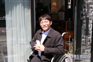 남희욱씨는 지체장애 등 단점도  노력과 의지로 자신의 삶을 승화시킬 수 있다며 밝은 미소를 보이고 있다.