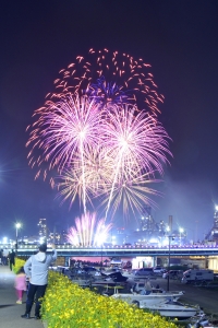 26일 오후 포항시 남구 형산강에서 열린 ‘2023포항국제불빛축제’ 첫날 시민 디자인 불꾳쇼가 포스코 포항제철소 밤하늘을 수놓고 있다.뉴스1