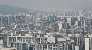 집값 하락세가 이어지면서 서울에서도 아파트 3.3㎡(평)당 평균 매매가격이 2000만원대로 떨어진 자치구가 늘고 있다. 9일 KB부동산 월간통계에 따르면 지난 4월 기준으로 서울에서 평당 평균 매매가격이 3000만원 미만인 자치구는 강북구, 도봉구, 금천구로 나타났다. 평당 가격이 서울에서 가장 낮은 자치구는 강북구로 2916만원이었다. 도봉구(2943만원), 금천구(2999만원)가 뒤를 이었다. 사진은 이날 서울 강북구, 도봉구 아파트 단지 모습. 2023.5.9/뉴스1