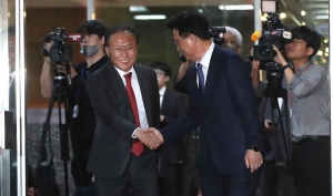 윤재옥 국민의힘 원내대표(왼쪽)와 박광온 더불어민주당 원내대표가 22일 오후 서울 여의도 국회에서 국회의장 주재로 열리는 교섭단체 원내대표 회동에 참석하며 악수를 나누고 있다. 뉴스1