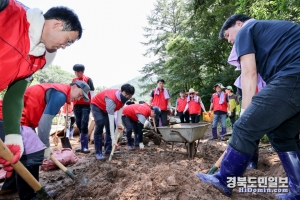 경상북도의회는 27일 사무처 직원 40여명이 문경시 산북면 지역의 상가 일원 피해 복구작업에 구슬땀을 흘렸다.