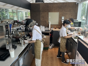 지난 11일 LH 대구경북지역본부 사옥 1층에 문을 연 시니어 카페 ‘CAFE SOOA’에서 어르신들이 음료를 만들고 있다. 사진=LH 대경본부 제공