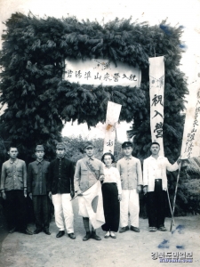 당시 22세로 키가 180cm인 현준석 지사가 1943년 일본군 징집을 앞두고 입대를 축하하는 솔가지로 만든 문앞에서 기념사진을 촬영했다.