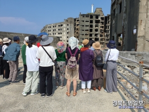 한일문화친선교류회 회원들이 일본에 지어진 최초 아파트라는 해설사의 설명을 듣고 있다.
