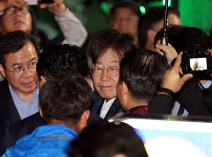 이재명 더불어민주당 대표가 27일 새벽 구속영장이 기각된 후 경기도 의왕시 서울구치소를 나서며 지지자들과 인사를 나누고 있다. 뉴스1