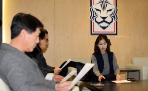 이윤남 대한축구협회 윤리위원장이 28일 오후 서울 종로구 대한축구협회 회의실에서 ‘불법 촬영 혐의’로 경찰 수사를 받고 있는 축구 국가대표 선수 황의조의 향후 대표팀 차출 및 국가대표 자격 유지에 대한 논의 기구 회의에 참석해 자료를 살펴보고 있다. 2023.11.28/뉴스1