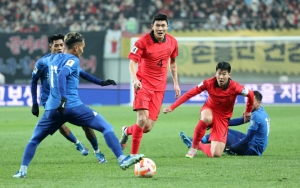 대한민국 축구대표팀 김민재와 손흥민이 16일 서울 마포구 서울월드컵경기장에서 열린 2026 FIFA 북중미 월드컵 아시아 지역 2차 예선 C조 조별리그 대한민국과 싱가포르의 경기에서 수비하고 있다. 2023.11.16/뉴스1