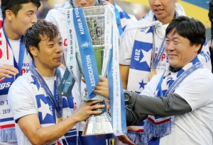 10일 오후 경기도 수원시 팔달구 수원월드컵경기장에서 열린 2019 KEB하나은행 FA컵 결승 2차전 수원 삼성 블루윙즈와 대전 코레일의 경기에서 승리한 수원 이임생 감독과 염기훈이 우승 트로피를 주고받고 있다. 이날 경기는 수원이 4대0으로 승리했다. 2019.11.10/뉴스1